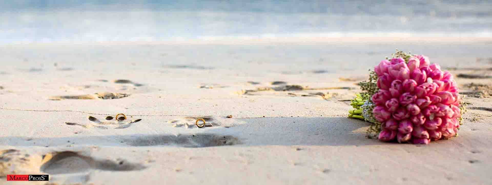 wedding in seyschelles - wedding rings in a sand
